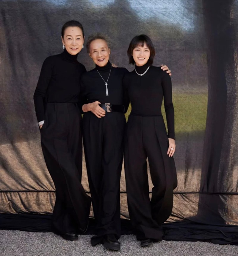 奚美娟年轻时的发型,奚美娟黑色长裙