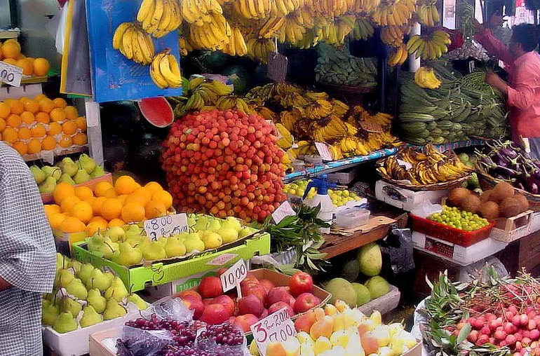 非洲岛国毛里求斯免费水果多到伸手可摘，走走路动动手吃到树上熟