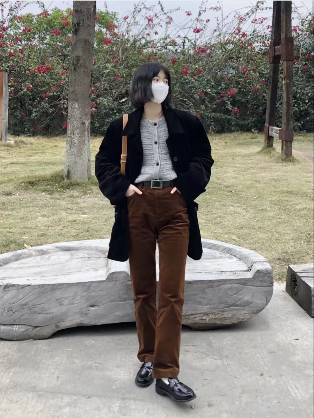 男士灯芯绒裤子可以搭配什么上衣,米白色灯芯绒裤子搭配什么鞋子