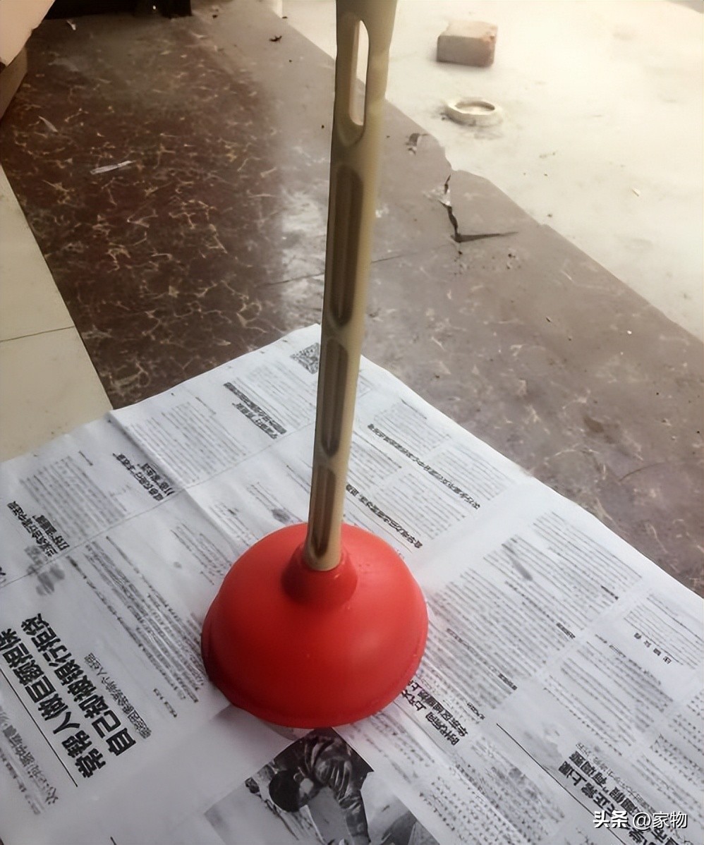 马桶堵了如何自己快速疏通无工具,大便把马桶整堵了如何能快速疏通