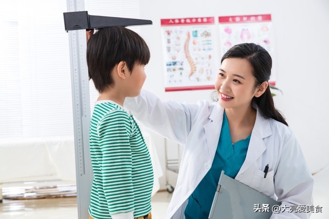 孩子要吃哪些食物才能补钙,小孩多吃什么菜补钙