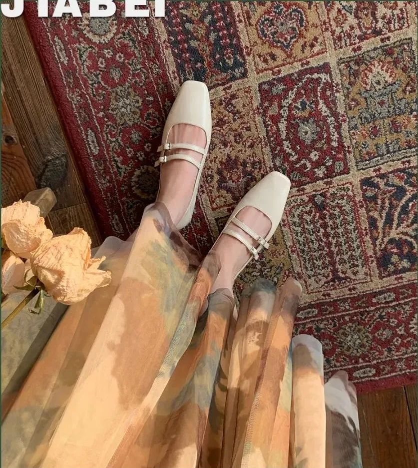 夏天穿裙子还是少穿运动鞋，今年流行这几双鞋子，舒适显气质