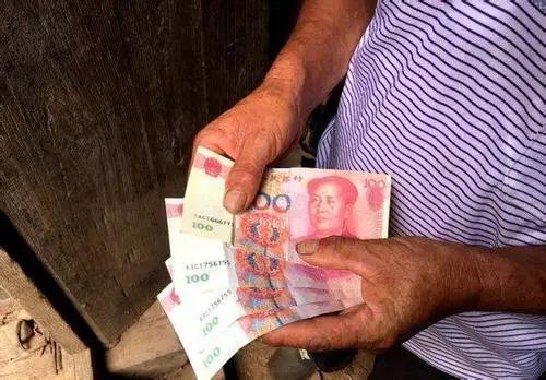 湖南88岁老太喝药自杀，三儿子围看等老人咽气，放话她早该死了!