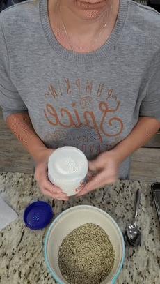 猫咪疯狂的吃猫砂,猫咪吃的猫砂是怎么做的