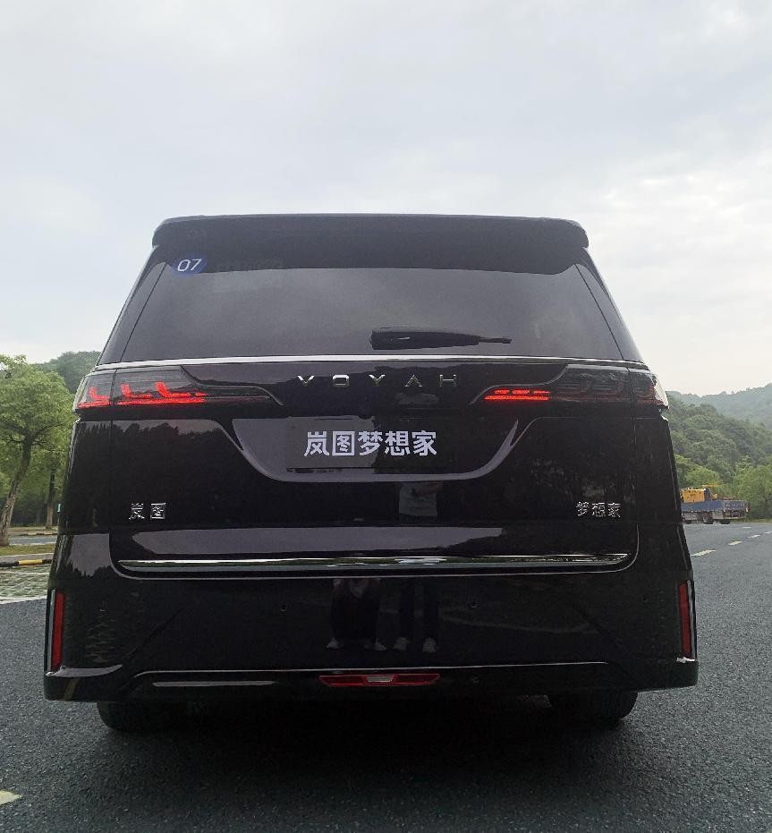 岚图梦想家和丰田埃尔法测试视频,东风岚图增程式suv试驾