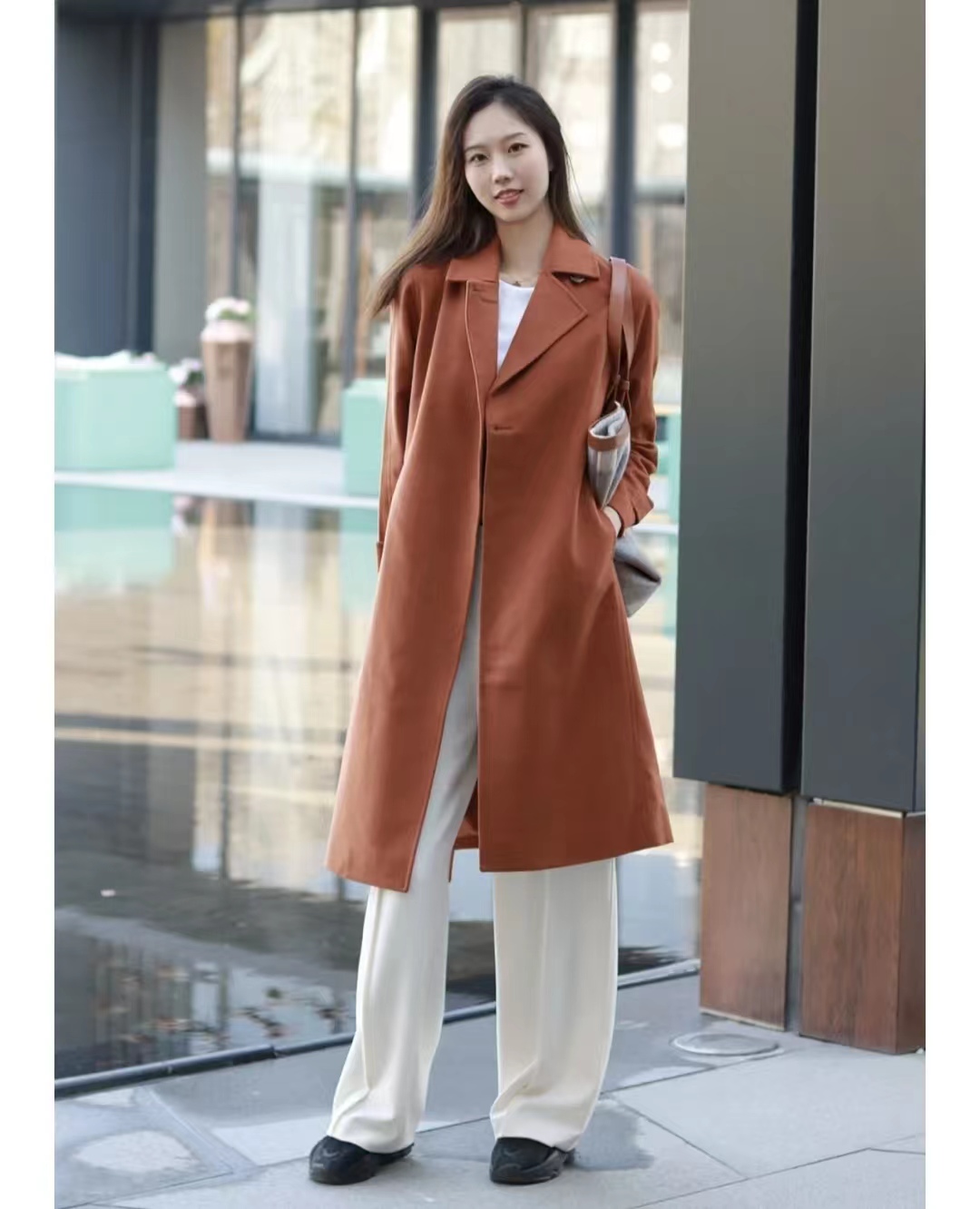 黑色大衣搭配什么颜色毛衣显高级,深棕灰色格子大衣怎么穿出高级感