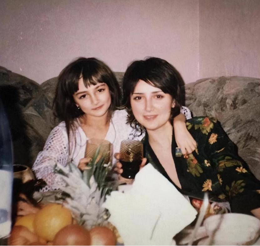 富二代崔凯瑞，娶崇拜毛主席的乌克兰美女，今带丈人一家定居中国