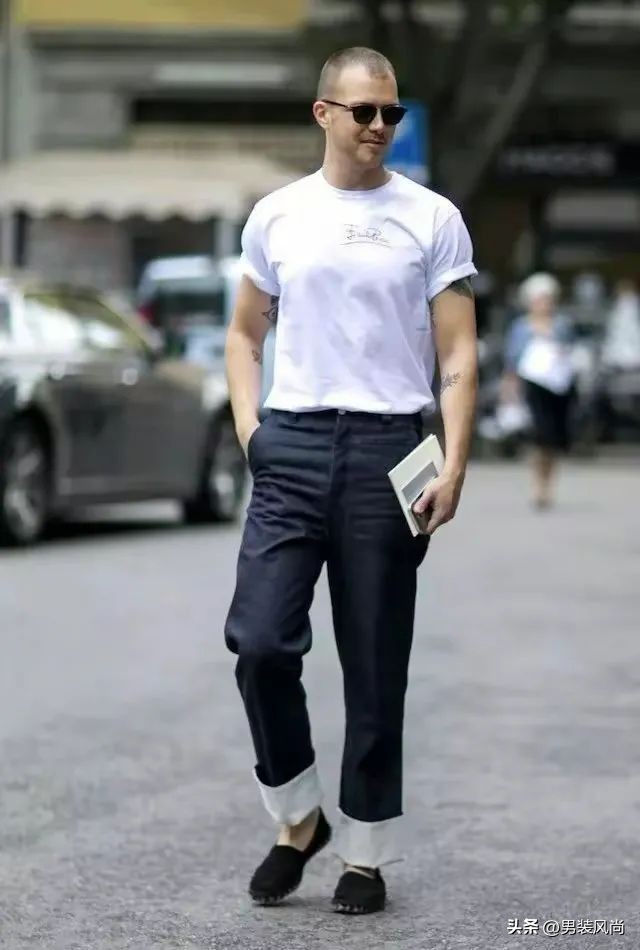 男士黑色t恤搭配什么颜色牛仔裤,男士白色t恤配什么颜色牛仔裤