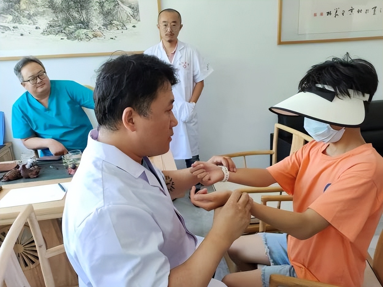 唐山丰润贫困儿童爱心资助,爱心救助显真情职工感恩送锦旗