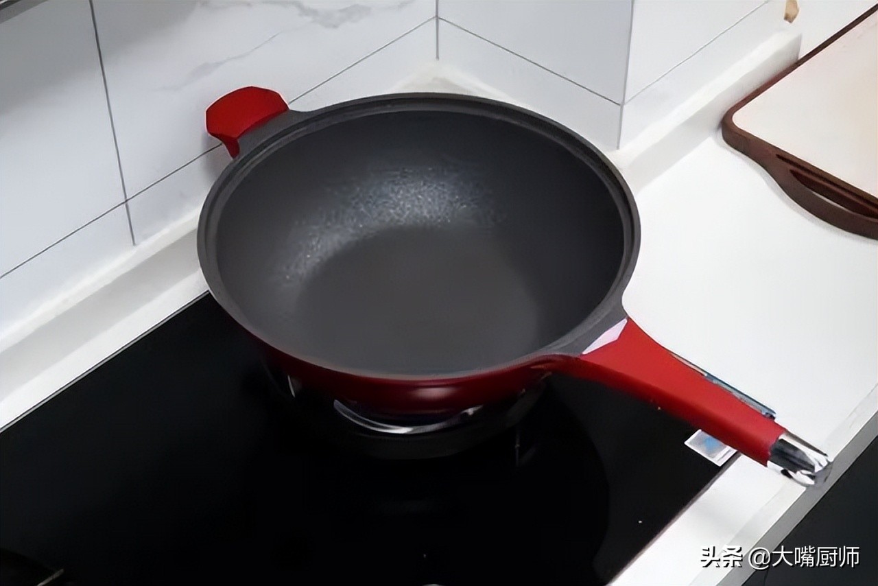 不粘锅涂层释放有毒物质,不粘锅涂层掉了继续用有什么危害