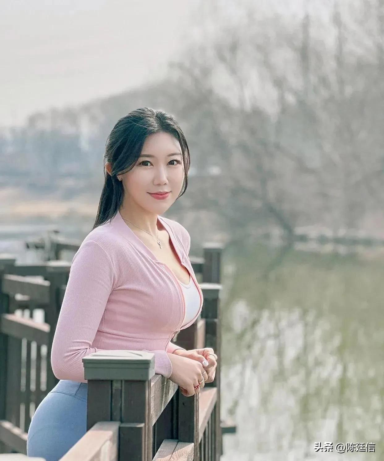 男人要懂得，女人不只需要金钱，而更需要男人的濨润与陪伴。