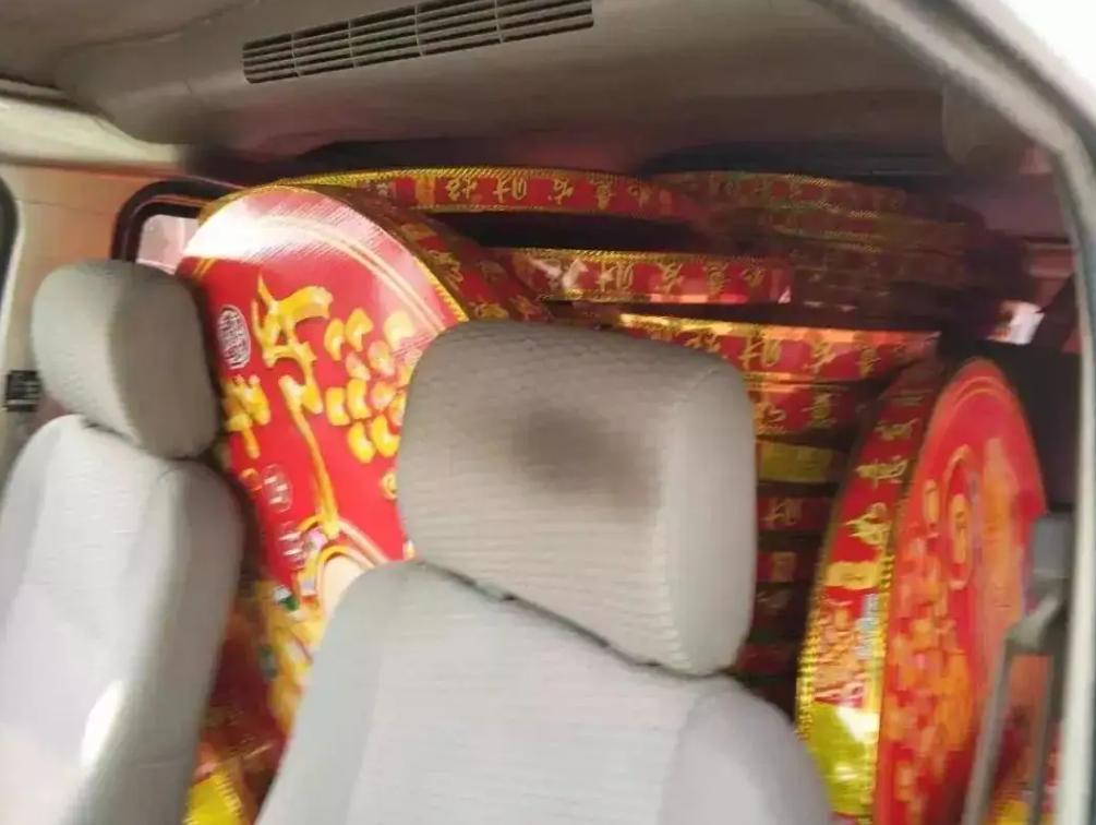 提醒各位车内不要放易燃易爆品,后备箱报废