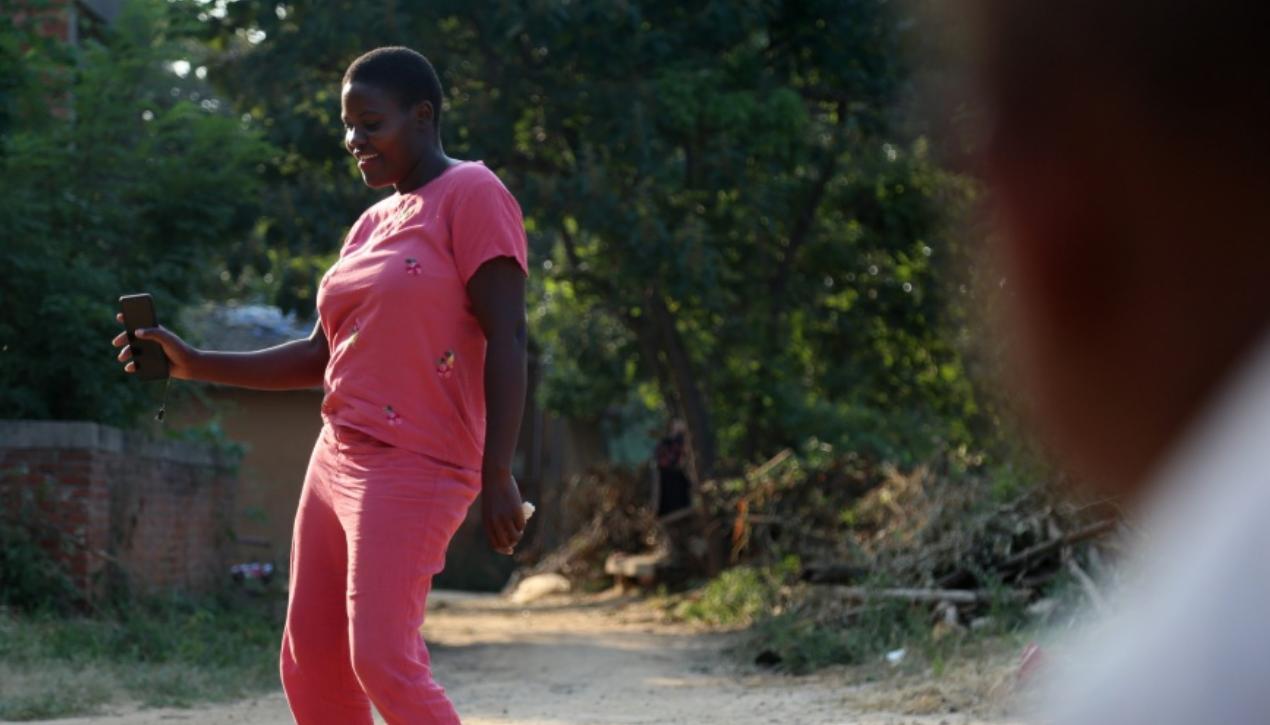 非洲22岁姑娘远嫁河南40岁农民，为其生下俩混血儿，如今怎样了？