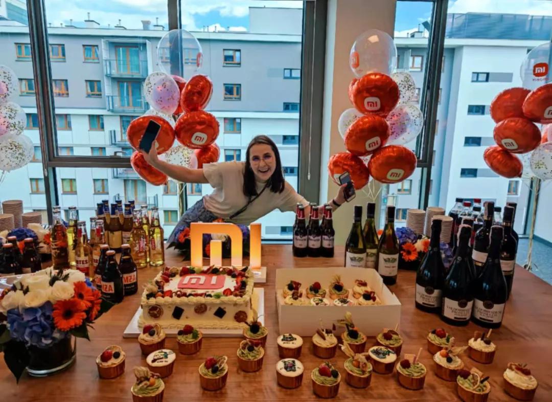 地球另一边的人们是倒着吗,地球另一侧的人不会掉下去吗