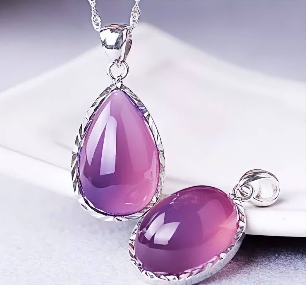 65岁大爷坚持买下这块翡翠原石,大爷买帝王翡翠