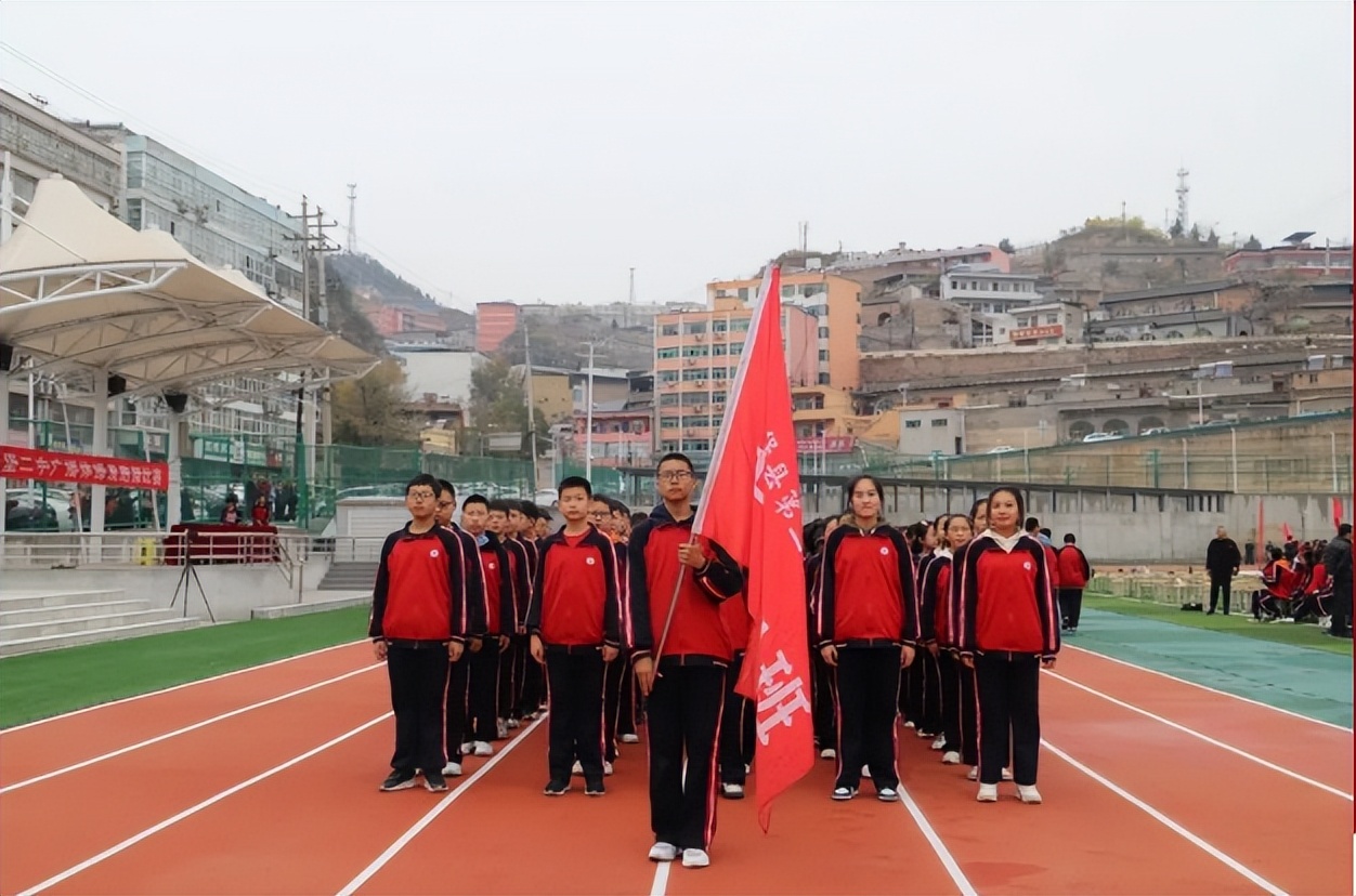 吴堡县二中举行广播体操暨花样跑*比操**赛