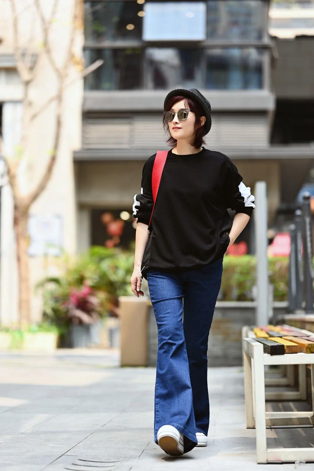 40岁女人穿卫衣怎么搭配才好看,四十岁女人穿大版卫衣怎么搭配