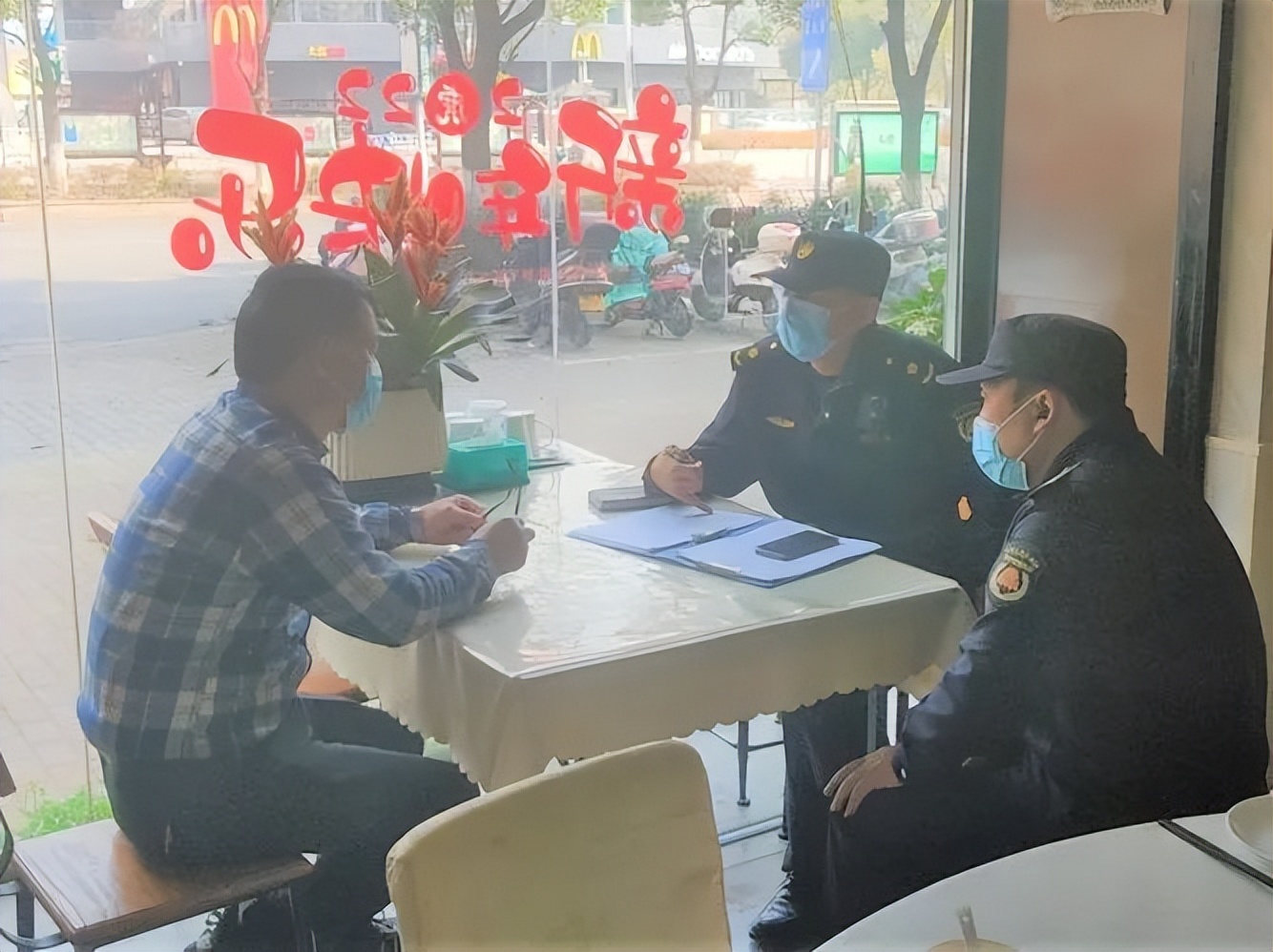 城管服务民生道路提升改造,城管进一步提高服务意识