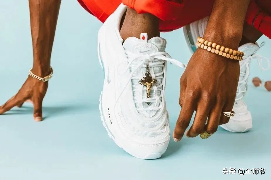 阿童木大红靴为什么火,阿童木的靴子谁给的