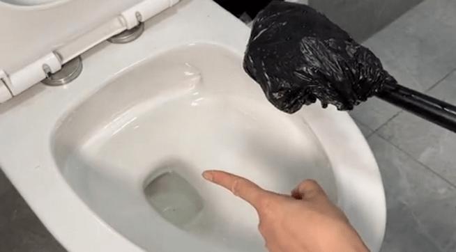 马桶堵了塑料袋疏通,马桶堵了用塑料袋就能疏通