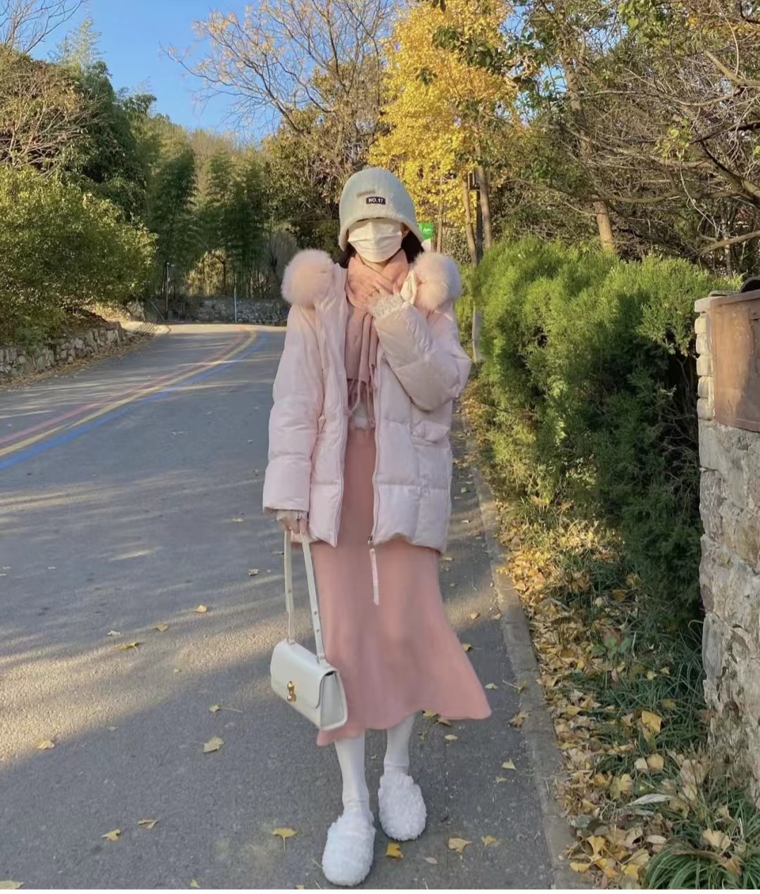 浅蓝色羽绒服怎样搭配黑色半身裙,短款白色羽绒服的最佳搭配半身裙