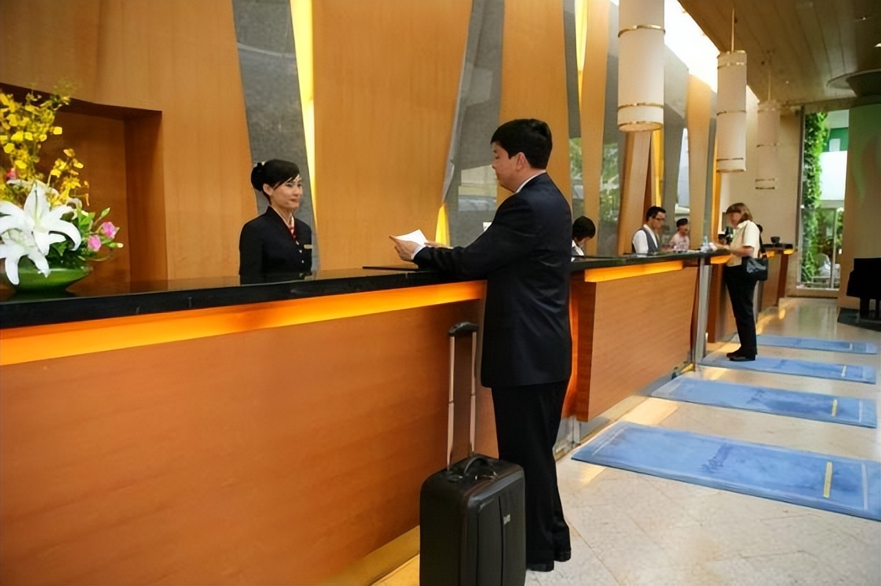 酒店前台工资低还要上夜班吗,酒店前台工资为何那么低