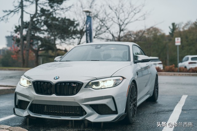 妻子做主播年入100万，送我一辆宝马，发现她的私密视频，崩溃了