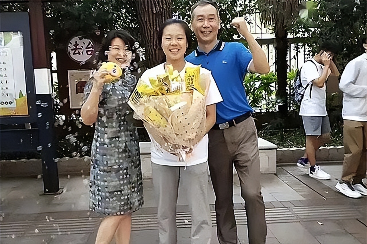 两年前，那个兴奋冲出考场“劈叉”的湖南考生，后来考了多少分？