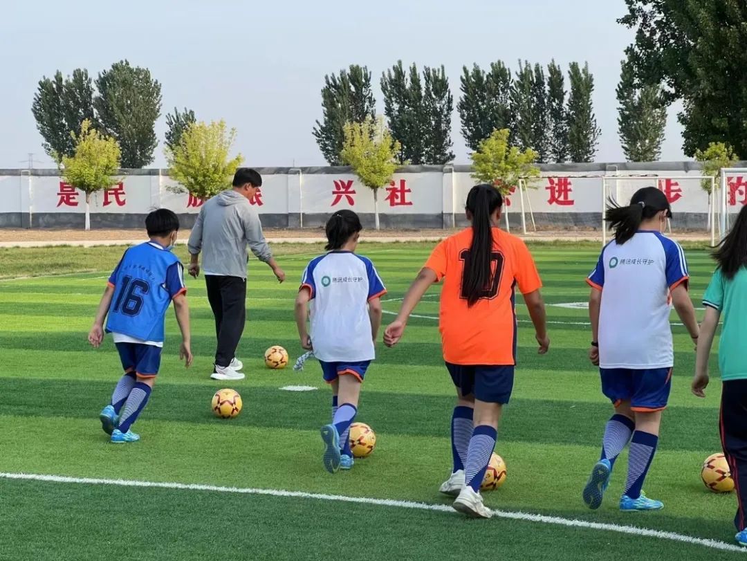 把所有孩子赶出去的游戏,把小孩子扔到外面的游戏