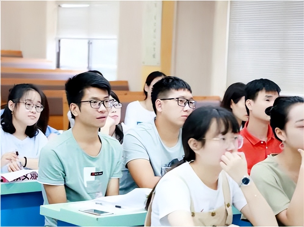 养父母靠煤气养大女儿20年后寻亲,养父扛煤气罐供女孩读到博士