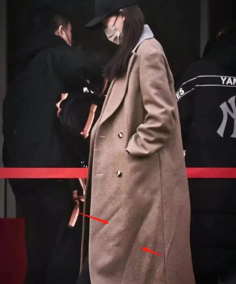 赵丽颖和张小斐同台穿的衣服,张小斐赵丽颖粉色大衣