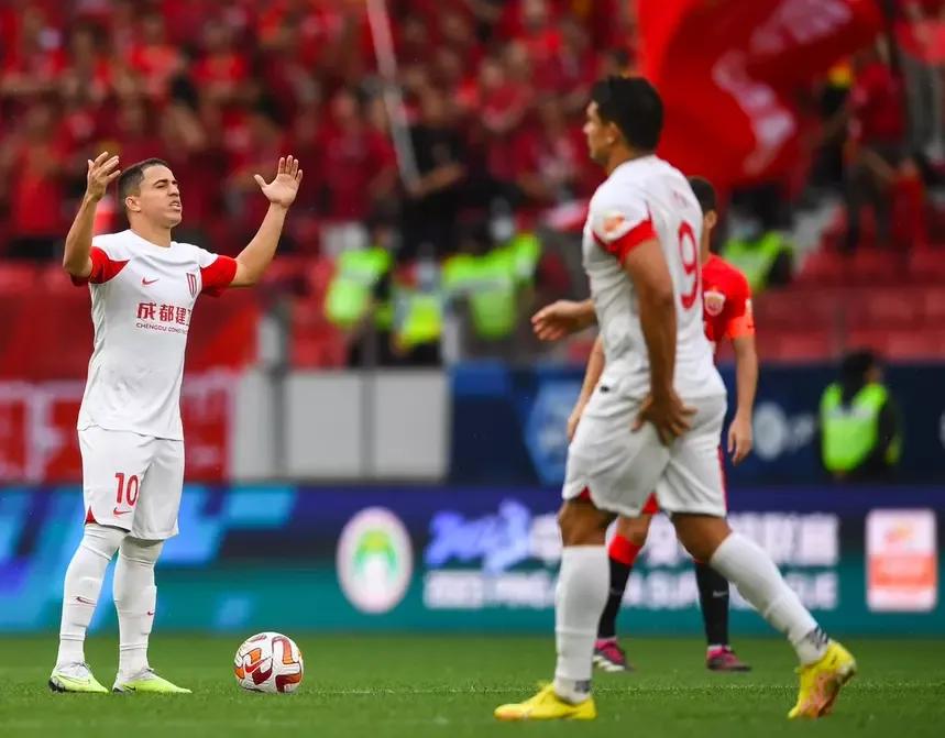 1-0！10打11，成都蓉城91分钟献绝杀！海港吞首败，武磊错失空门
