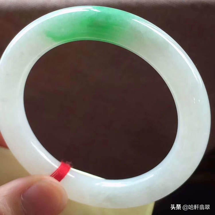 3000左右能买什么样的翡翠挂件,三万预算买翡翠镯子还是吊坠好