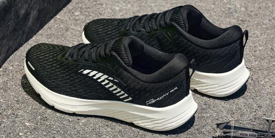 纯黑色跑鞋推荐前十名,入门级纯黑跑鞋推荐