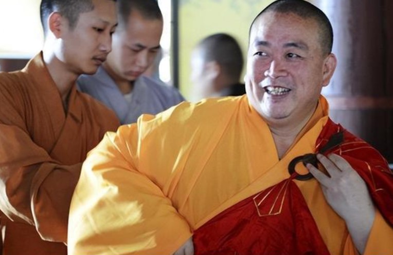 少林寺释永信一年收入多少钱,现在释永信方丈为什么不披袈裟