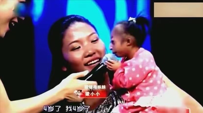 袖珍人梁小小刚刚出生的样子,袖珍女孩梁小小现在长大的样子