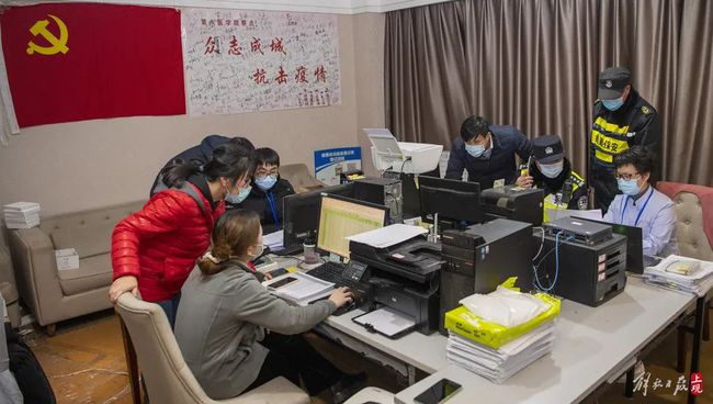 上海男子买个面包成次密接被负压车拉走＂2+12＂隔离