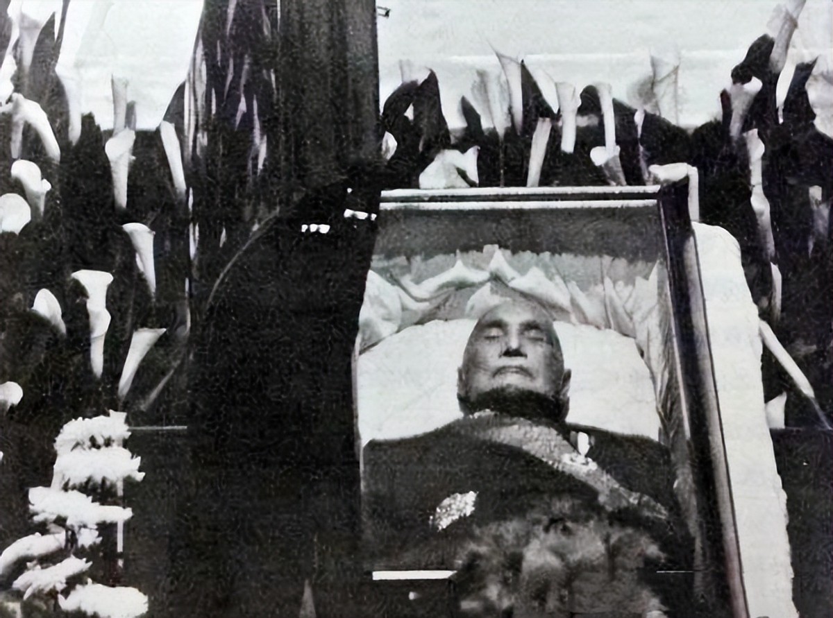 蒋介石的陵墓有多惨？子孙哭着要给他迁葬