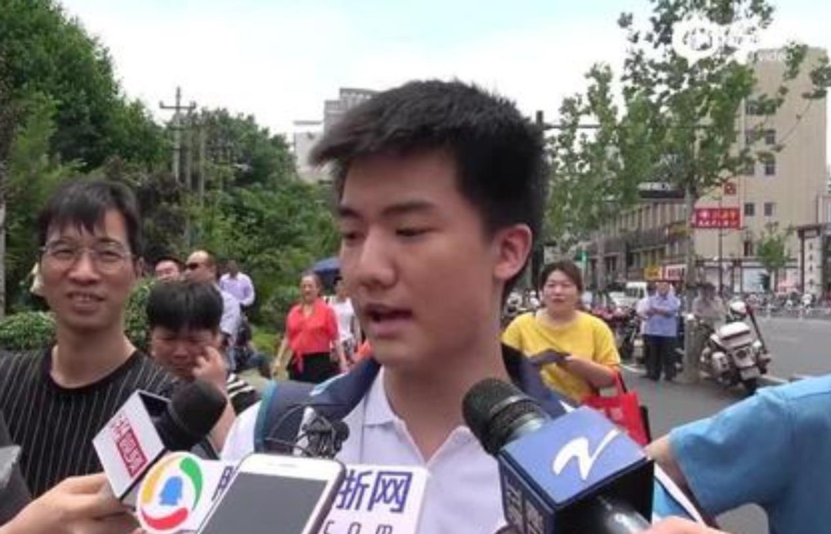 高考第一个交卷称高考太简单,声称考题太简单最后考了多少分