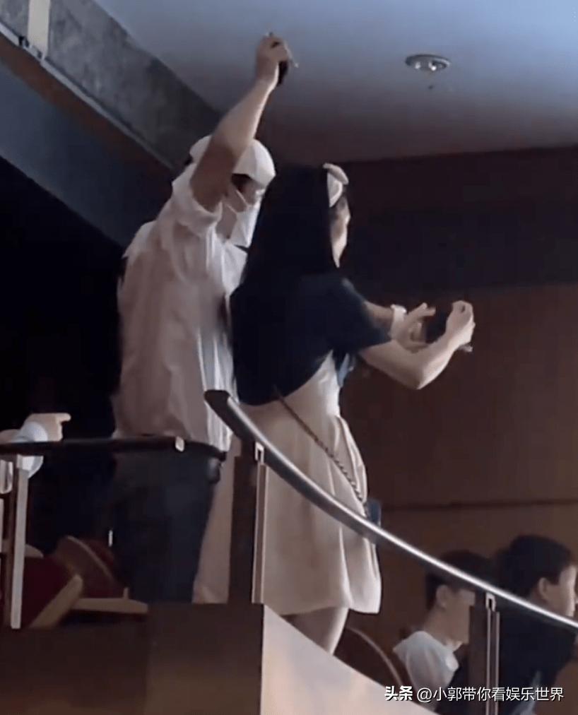 张杰抱双胞胎女儿给谢娜庆生,张杰谢娜双胞胎女儿一起参加综艺