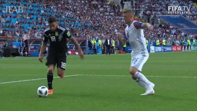 禁区内手球给黄牌还是红牌,禁区手球一定会罚点球吗