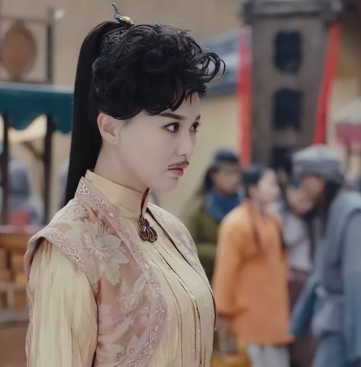 她也翻车了？？明明那么美，却被造型毁到没眼看，她这是怎么了？