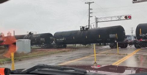 君子莫愁：2023读书只是为了赚钱后，美国俄亥俄爆了！