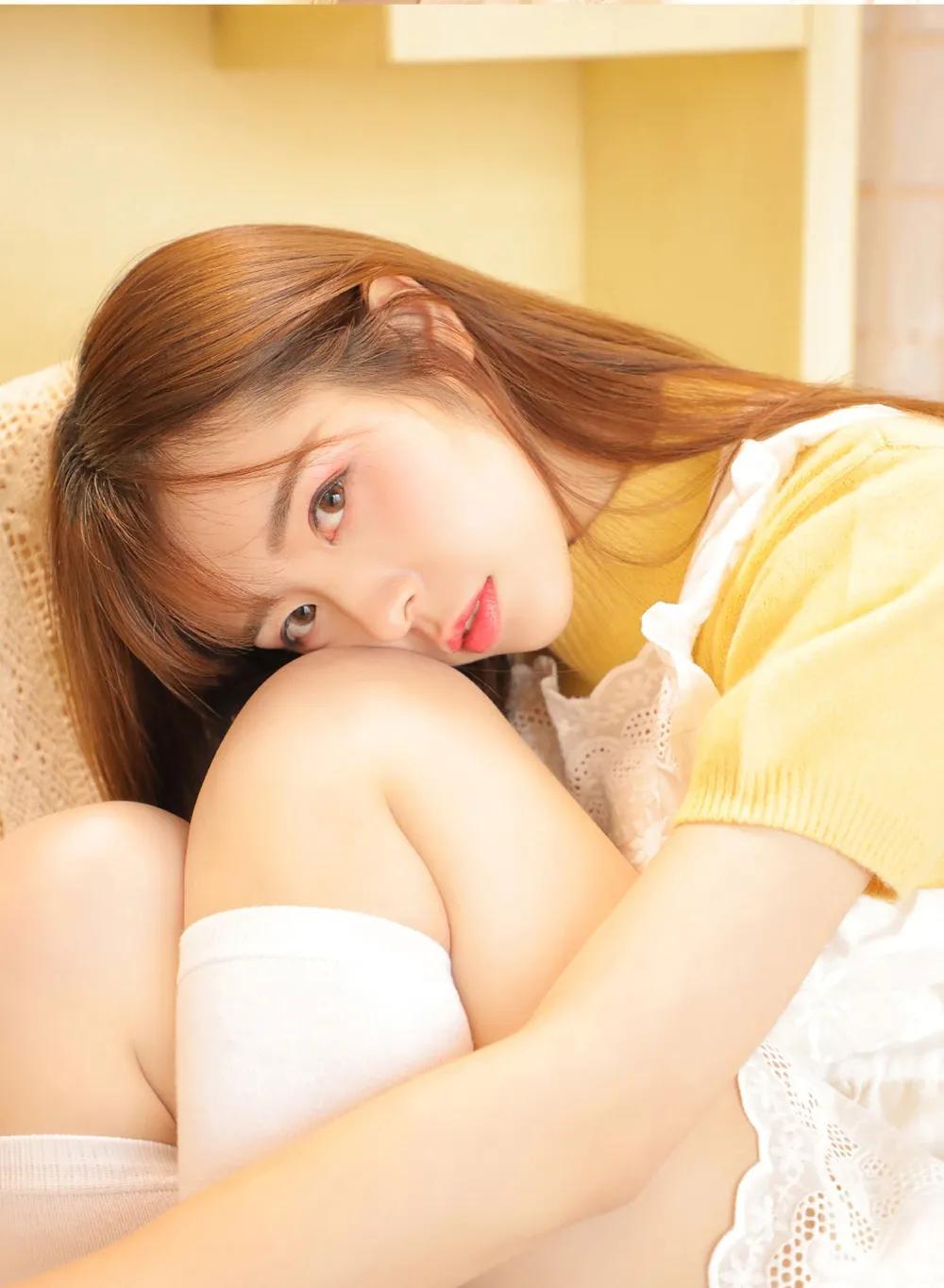 俏皮可爱的白袜美女私房写真