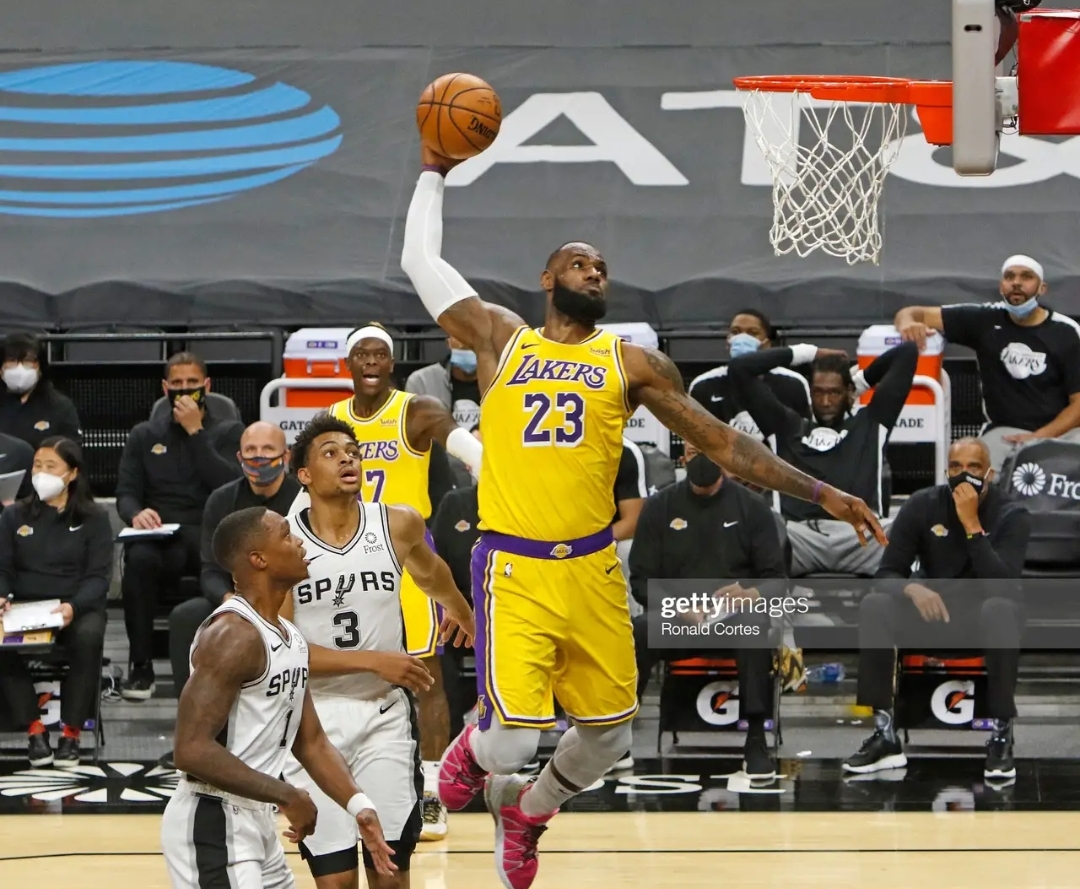 美媒评价库里历史排名,美媒评价历史最强首发史蒂芬库里