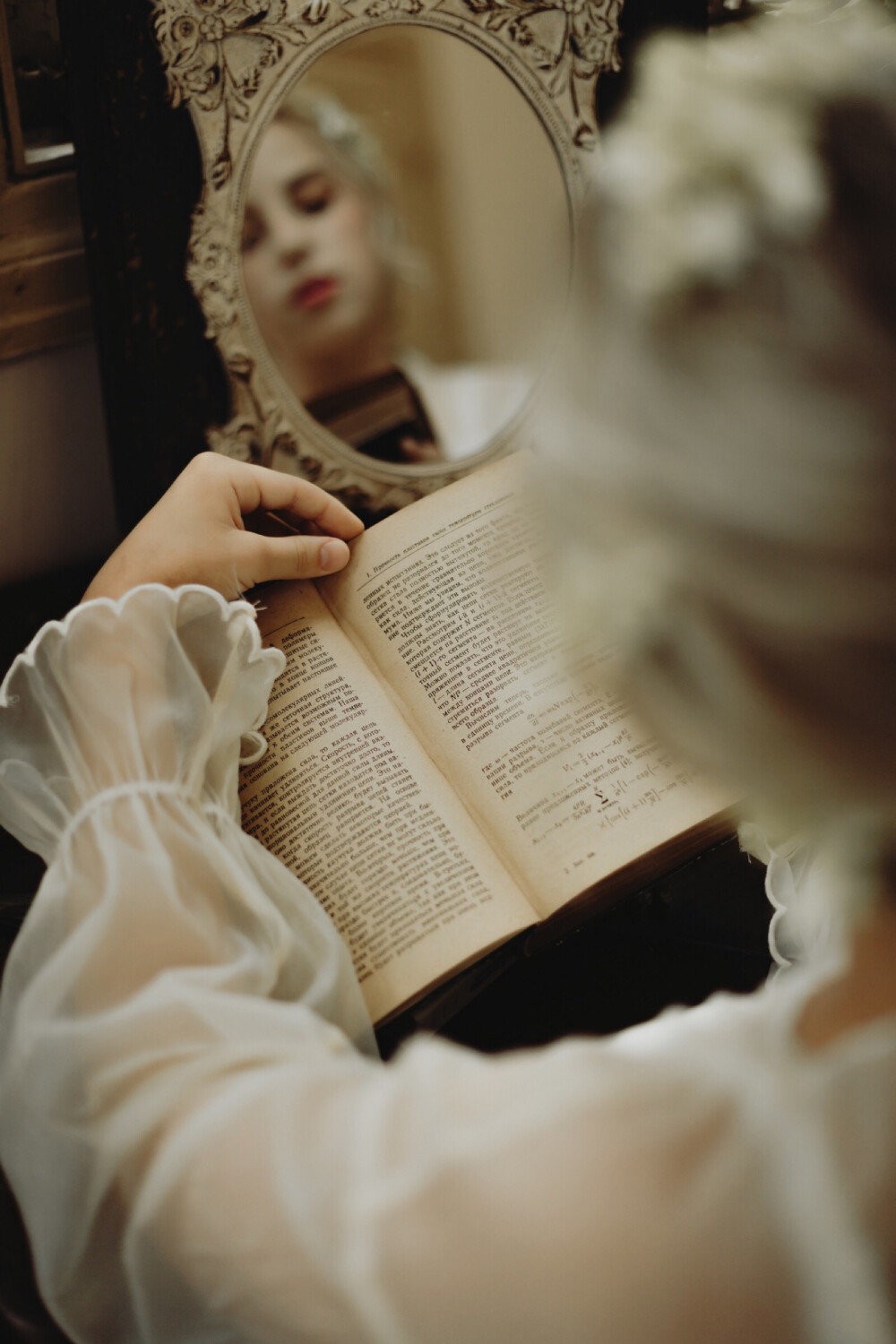 读书是为了让我们走出时代的偏见,读书是可以逃避现实最高雅的方式