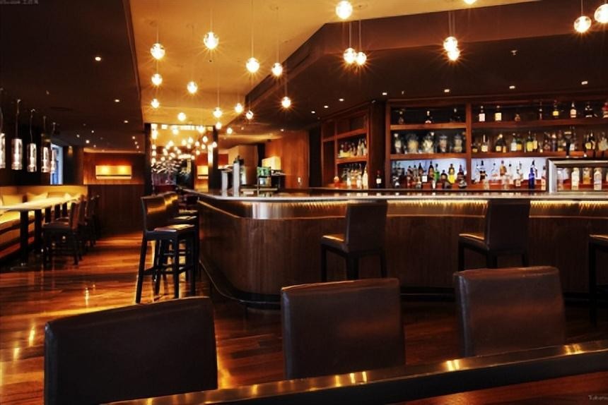 44岁男子每月5万*养包**18岁女生，发生关系后，女生数钱发现是冥币