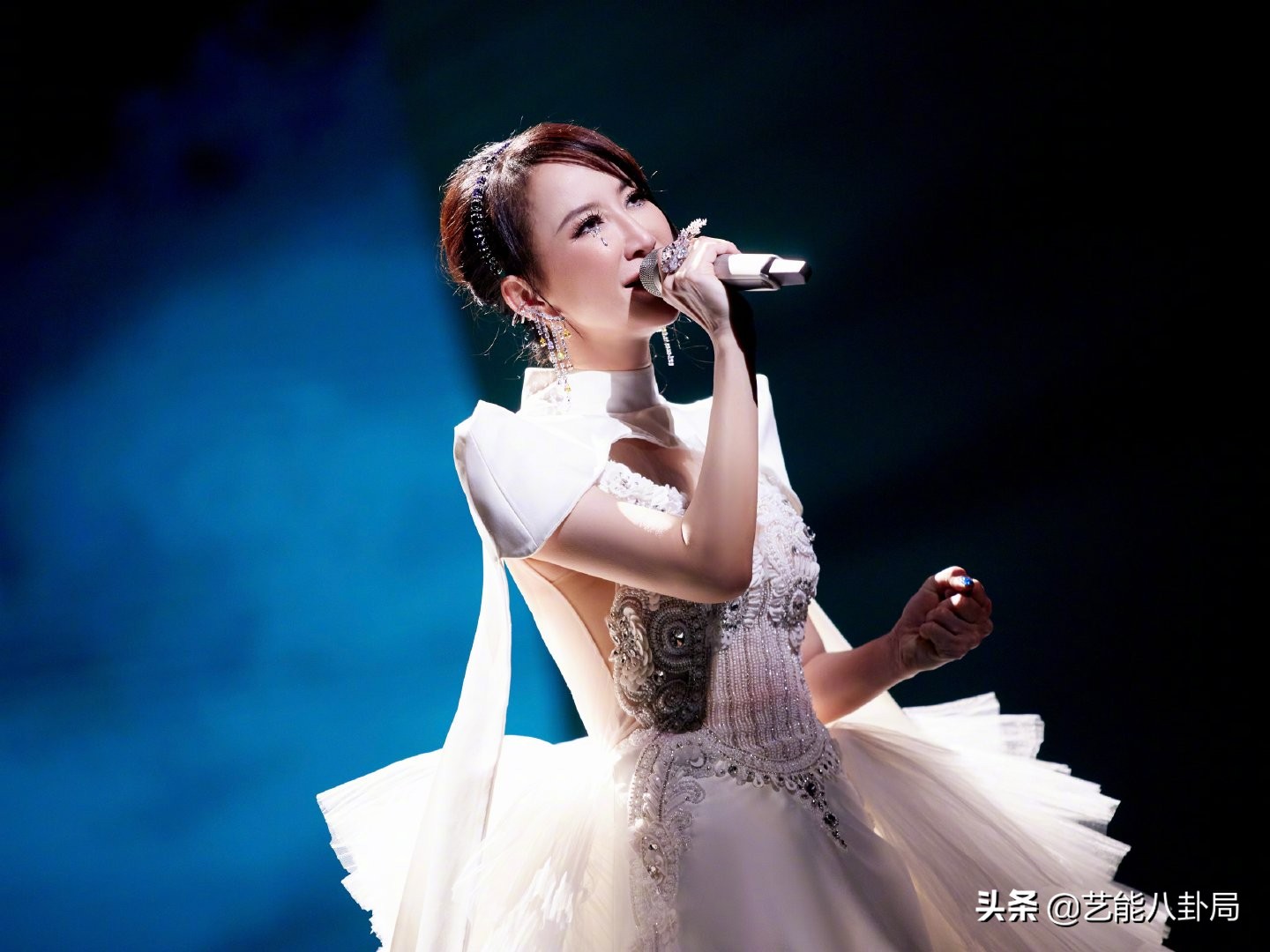 紧身衣、高筒袜，女星舞台造型杀疯了！穿高定唱跳，撩得人心痒痒