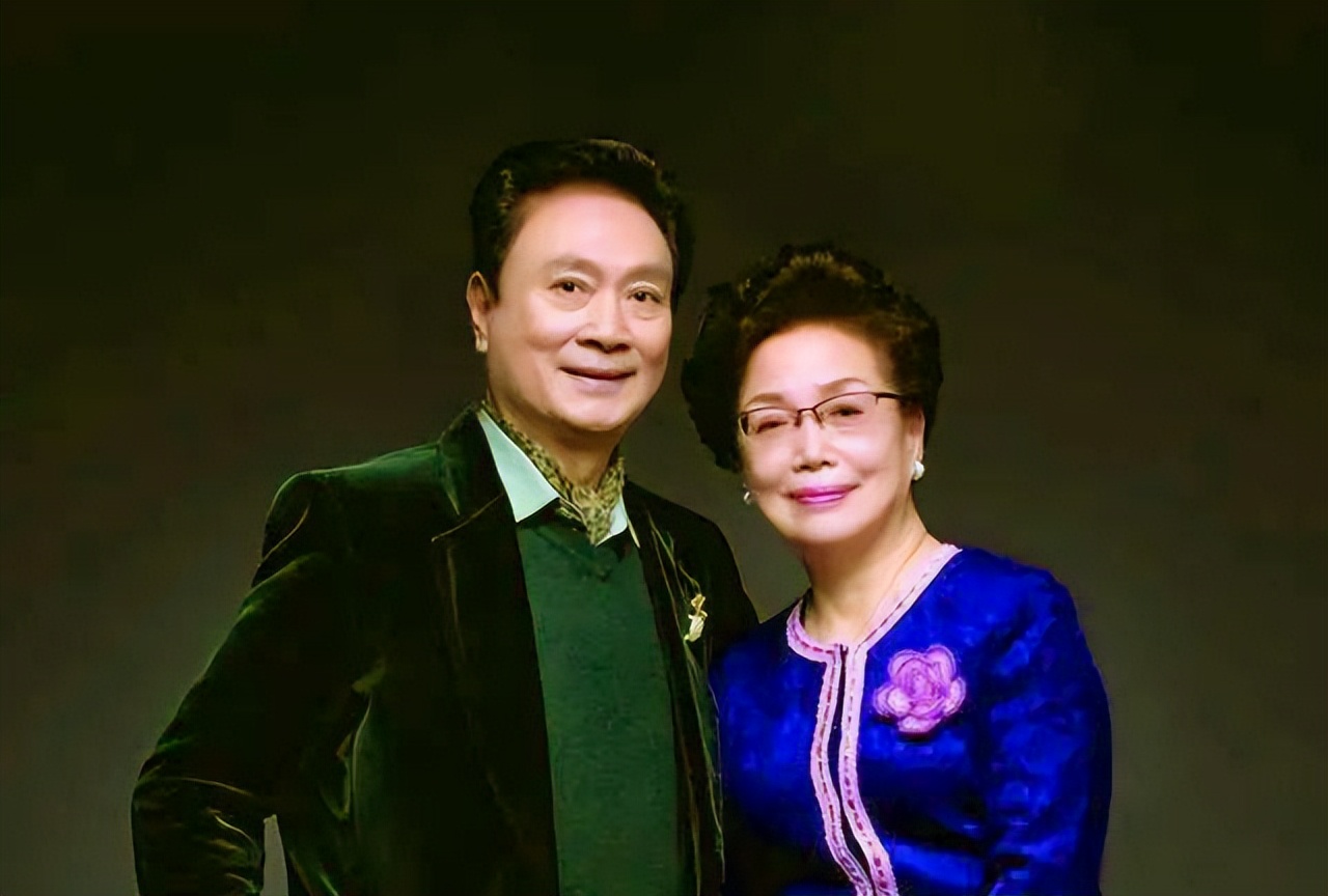 老戏骨梁波罗：妻子陪他闯过生死劫难，他白发苍苍给百岁岳母尽孝