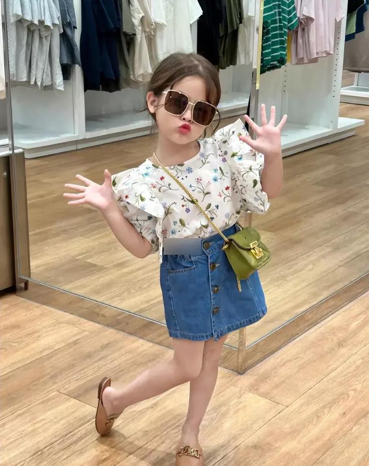 妈妈在地铁上为女孩拍摄成人视频的视频，刷爆软色情无数！